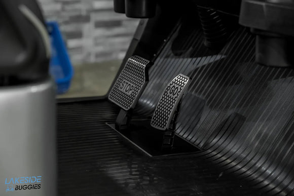 Metal pedals labeled ’STOP’ and ’GO’.
